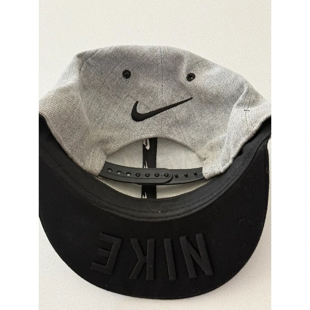 Nike SB Snapback Hat Grey Black Flat Brim Embroidered Logo Adjustable Cap